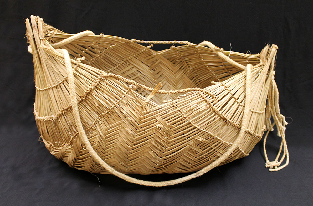 Xavante basket with two handles part 1