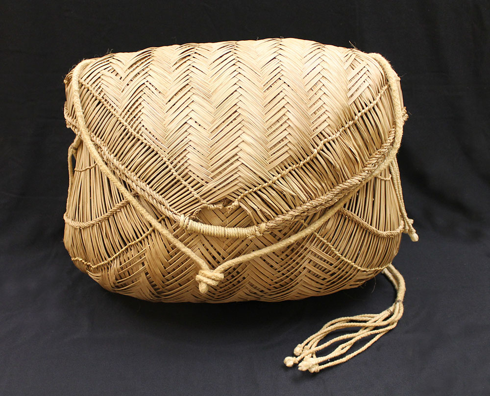 Xavante basket with braided strap and lid part 1
